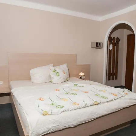 Bed and Breakfast Handle 2*